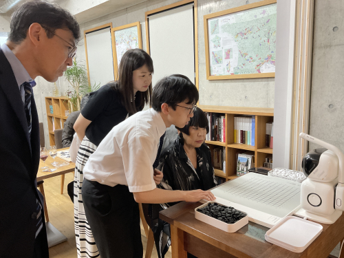 囲碁を楽しむ会　AIロボットせんちゃんも一緒に